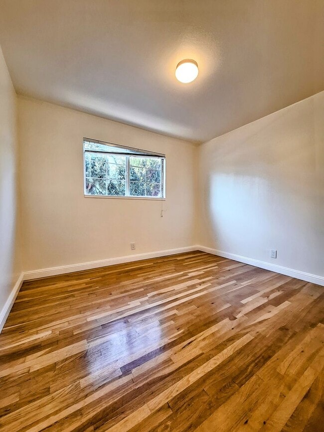 Building Photo - Beautifully Remodeled 3bd Single Story House With Bonus Room & Storage Space!