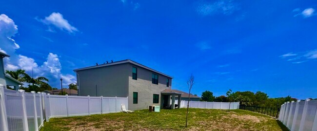 Building Photo - 2048 NE Ocean Dunes Dr