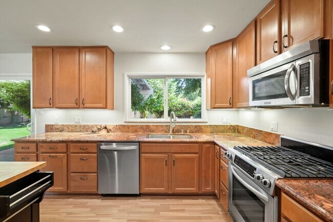 Building Photo - 3534 Hearst Dr