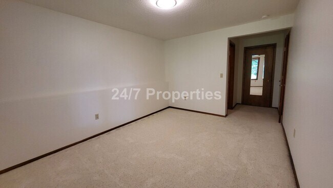 Building Photo - Beautiful 4 BD | 2.5 BA w/ Large Deck and ...