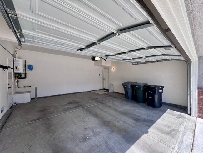 Building Photo - Beautiful 3 Bedroom two story South Temecu...