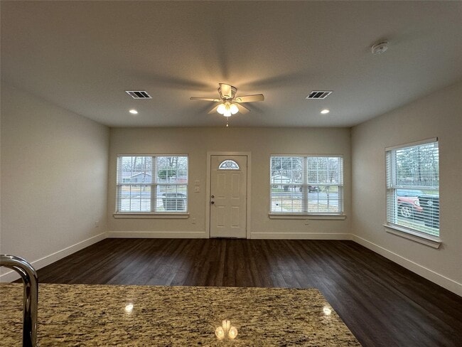 Building Photo - 9302 Bean St