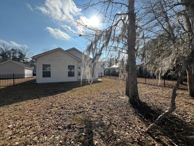 Building Photo - 3 Bedroom home with water views!