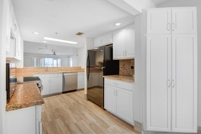 Building Photo - 324 Village Dr