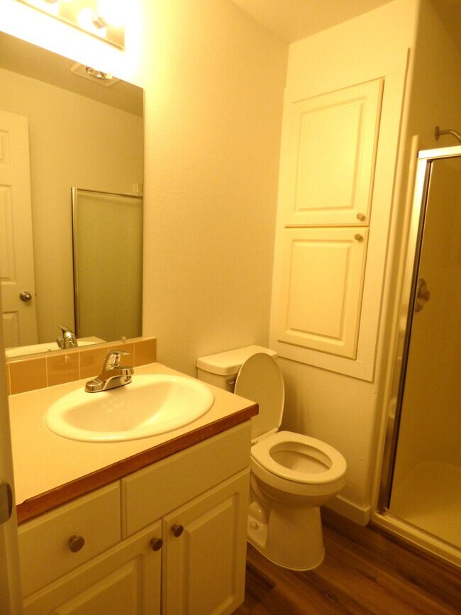 Building Photo - 3 bed 2 bath Duplex