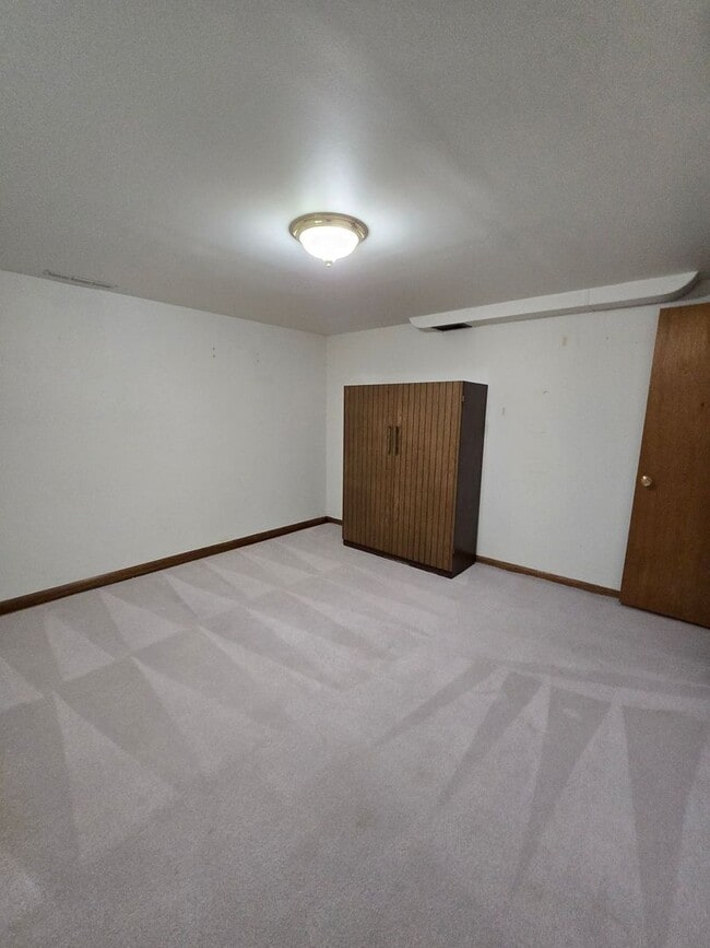 Building Photo - Eastside 4 BD w/garage