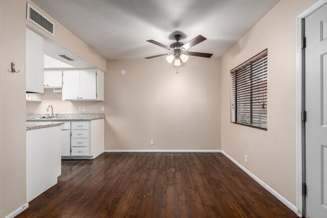 Building Photo - 286 W Palomino Dr