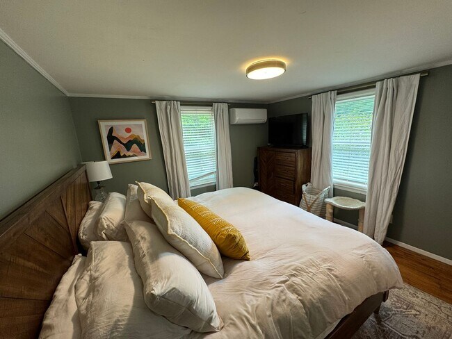 Building Photo - Awesome Home Near Downtown Athens!