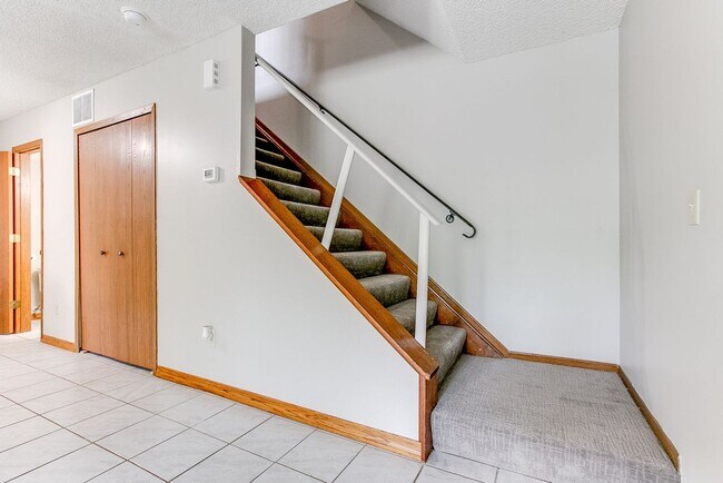 Building Photo - 2 Bed | 1.5 Bath | Townhome in Eden Prairie | 2 Garages Spaces Included
