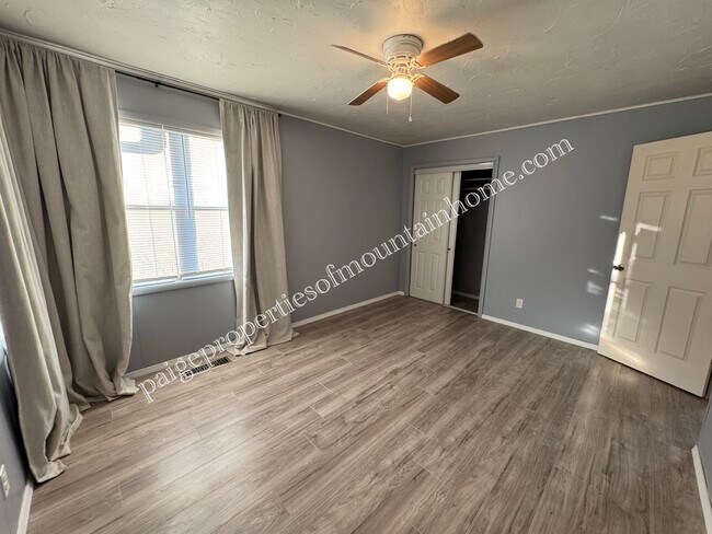 Building Photo - Charming 3-Bedroom Home