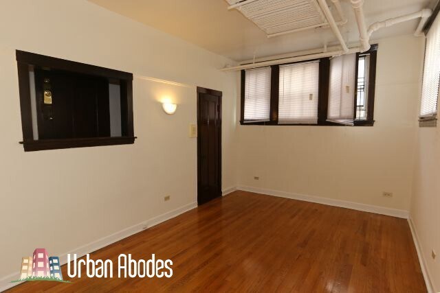 Building Photo - 812 W Waveland Ave