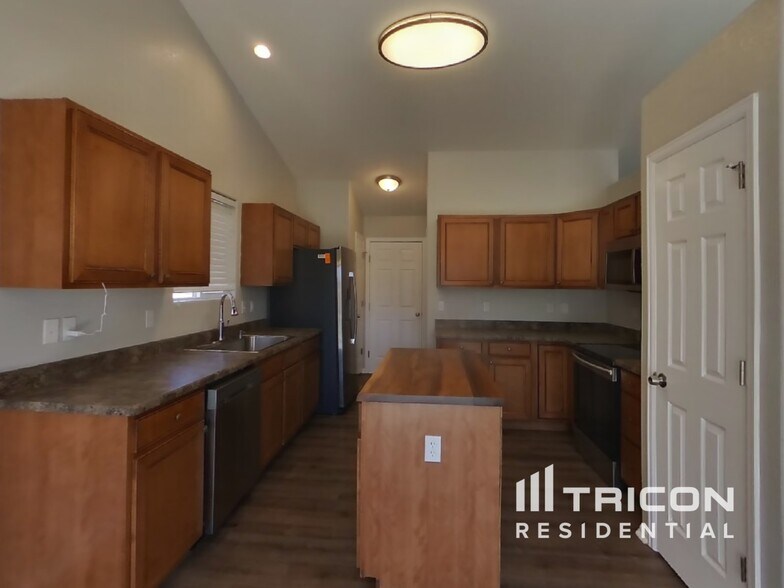 Building Photo - 1115 Legend Oak Dr