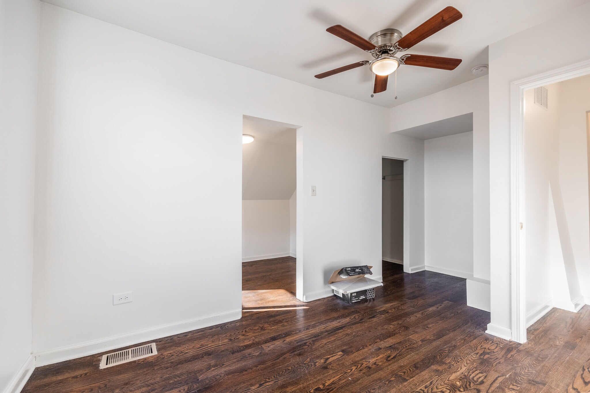 Building Photo - 3135 N Oakley Ave