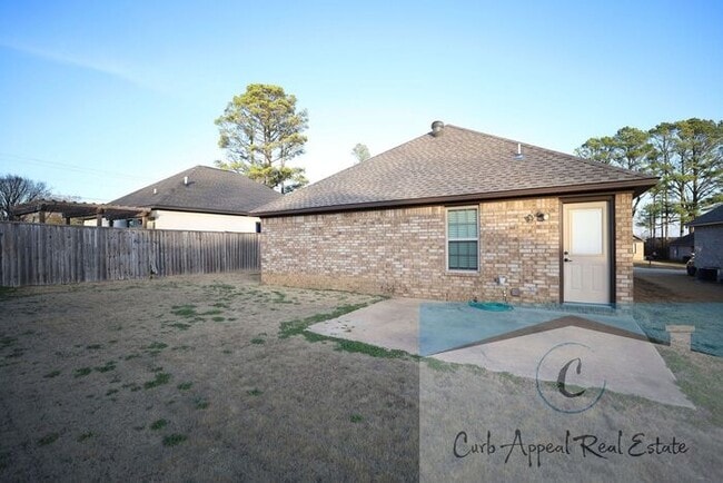 Building Photo - 3 bed / 2 bath home in Jonesboro