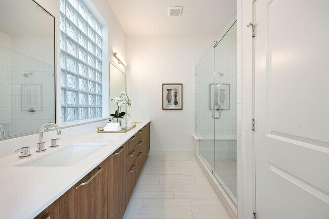 Building Photo - 2121b Hoskins Dr