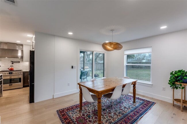 Building Photo - 2209 Fair Oaks Dr