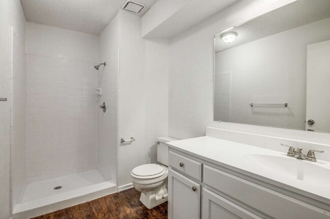 Building Photo - Stylish Half-Duplex in Arlington