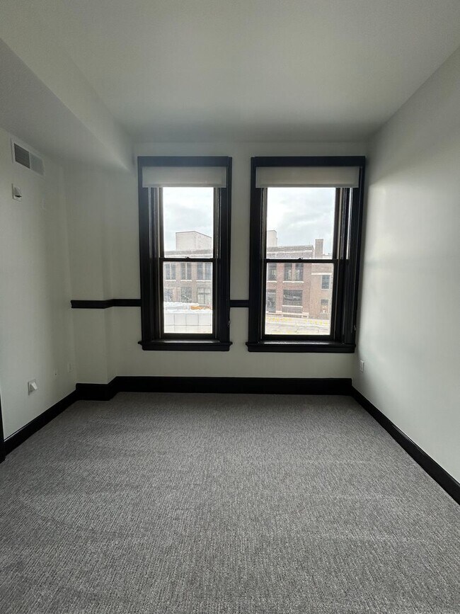 Building Photo - Sleek Downtown Living with a Modern Edge