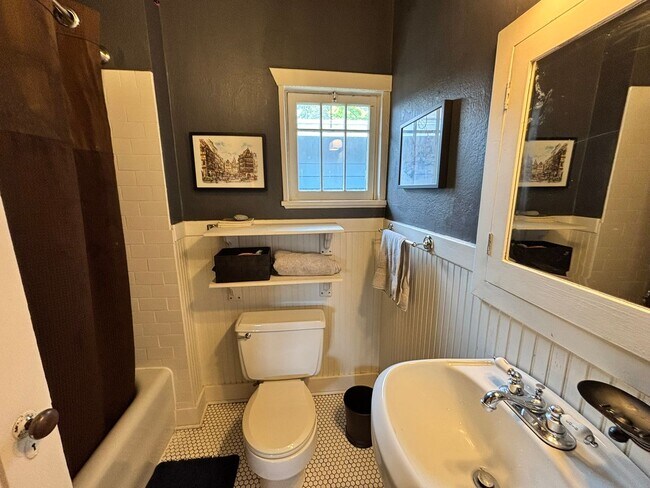 Building Photo - 4Bd/2.75Ba Seattle Home