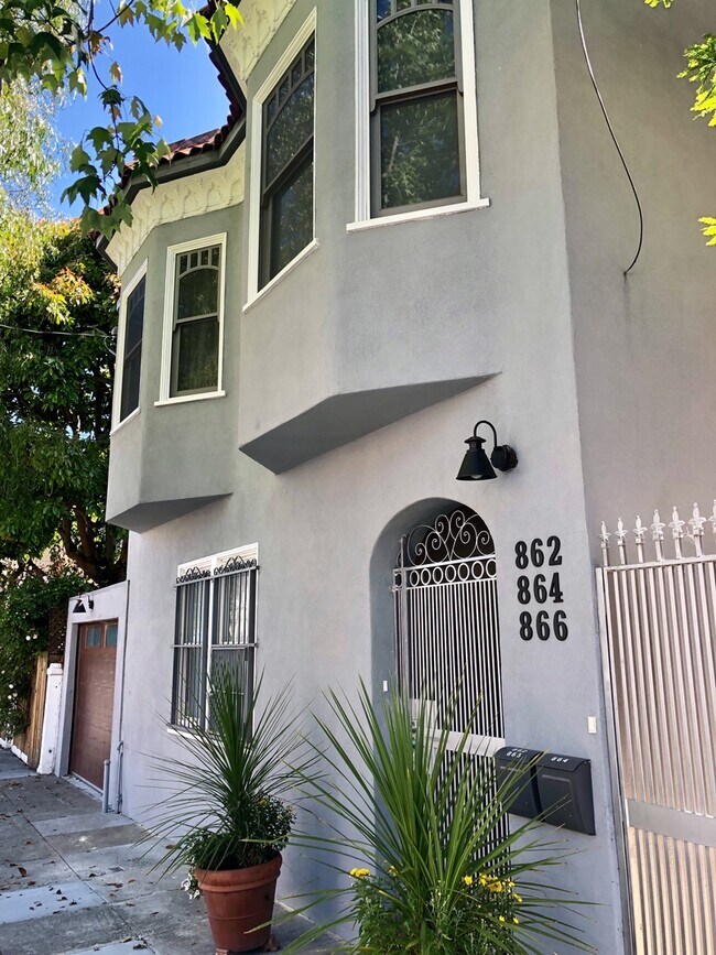 Building Photo - 1BR/1BA Remodeled Garden Unit! Charm Galor...