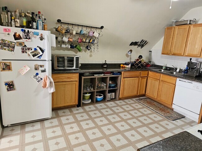 Building Photo - 3040 N Clybourn Ave