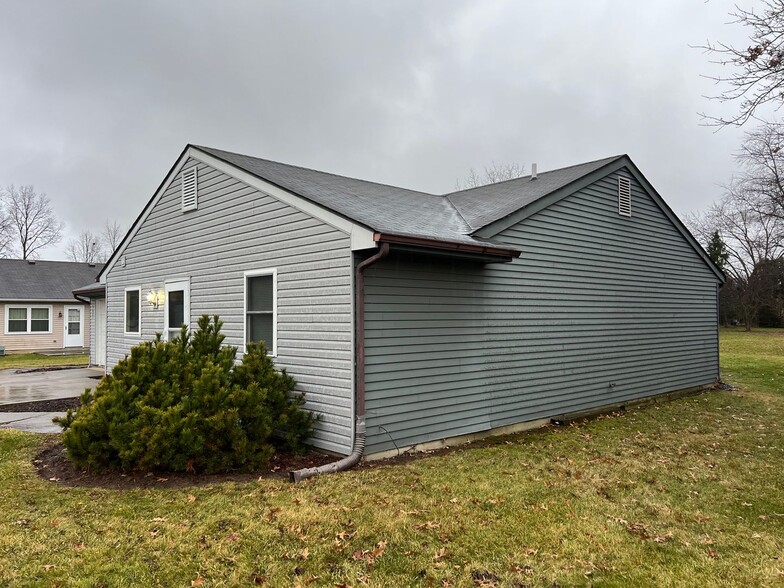 Building Photo - 5621 Bluebird Ct