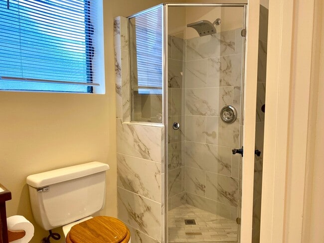 Building Photo - 3 bed / 3 bath furnished condo with ocean views!