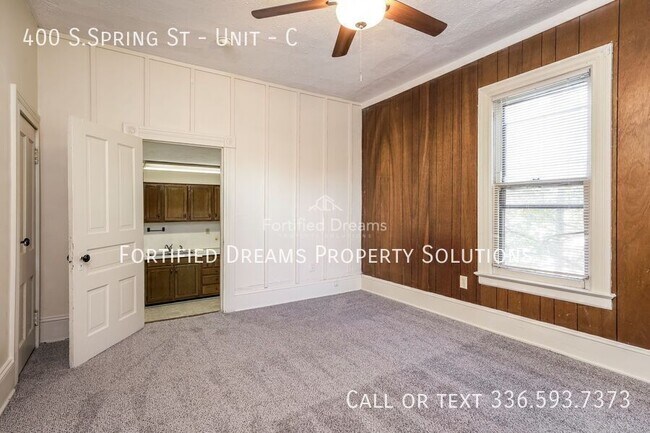 Building Photo - 400 S.Spring St - Unit-C