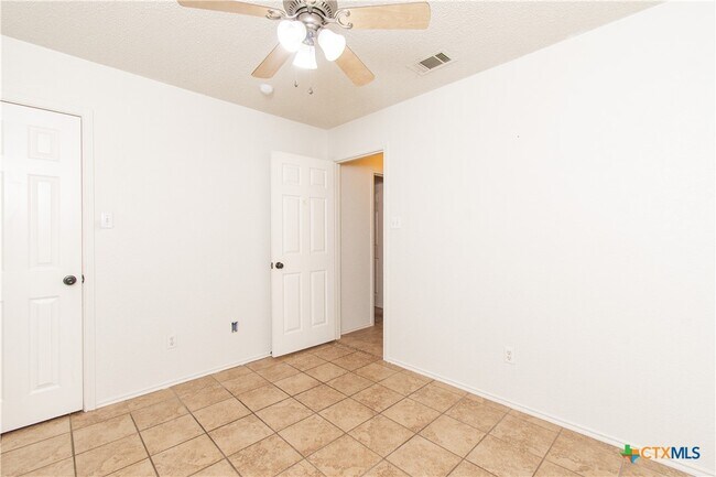 Building Photo - 5104 Glenoak Dr