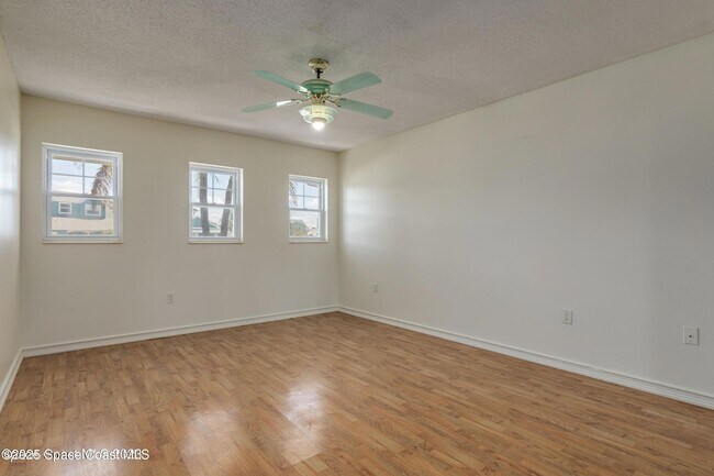 Building Photo - 302 Emerald Pl E