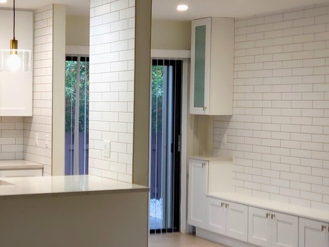 Building Photo - 541 NE 47th St