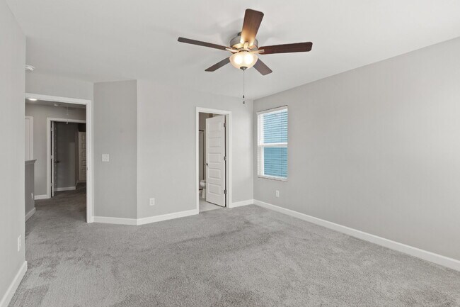 Building Photo - Luxury End-Unit Townhome Near 386 & Long Hollow Pike | Designer Finishes, Prime Location & Mainte...
