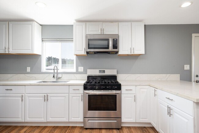 Building Photo - Spacious 3-Bedroom Upgraded Attached Home ...