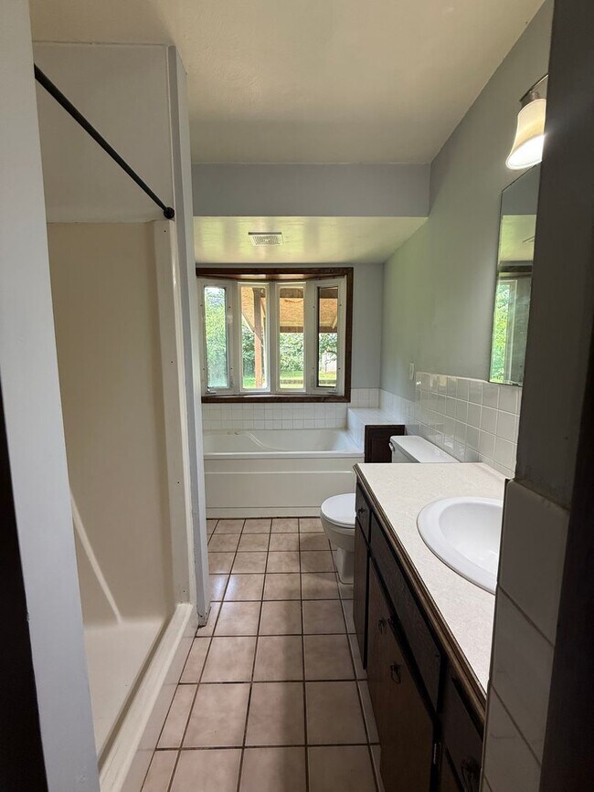 Building Photo - Cute 2 Bedroom 1 Bath with bonus room!