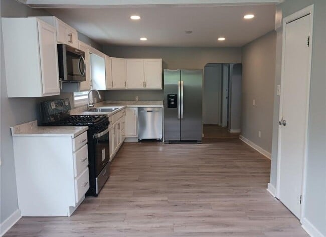 Building Photo - 712 Pickwick Dr