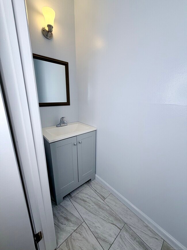 Building Photo - 14 Newtown Rd