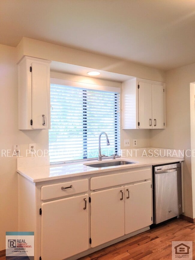 Building Photo - Charming 3 Bedroom Home With A 2 Car Garage!!