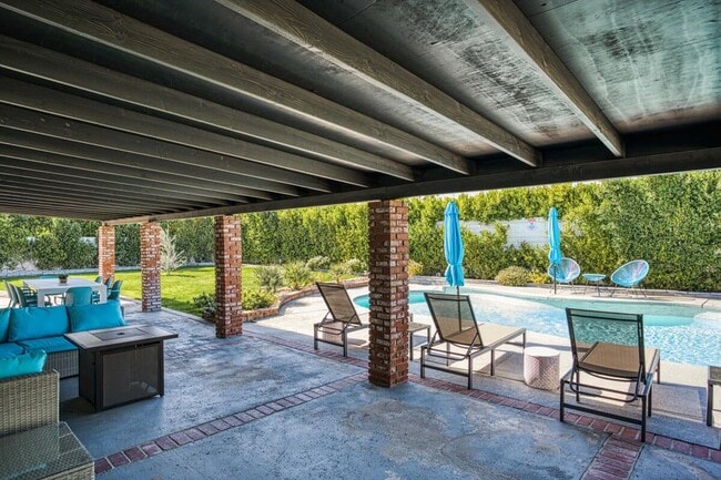Building Photo - 2241 N San Gorgonio Rd