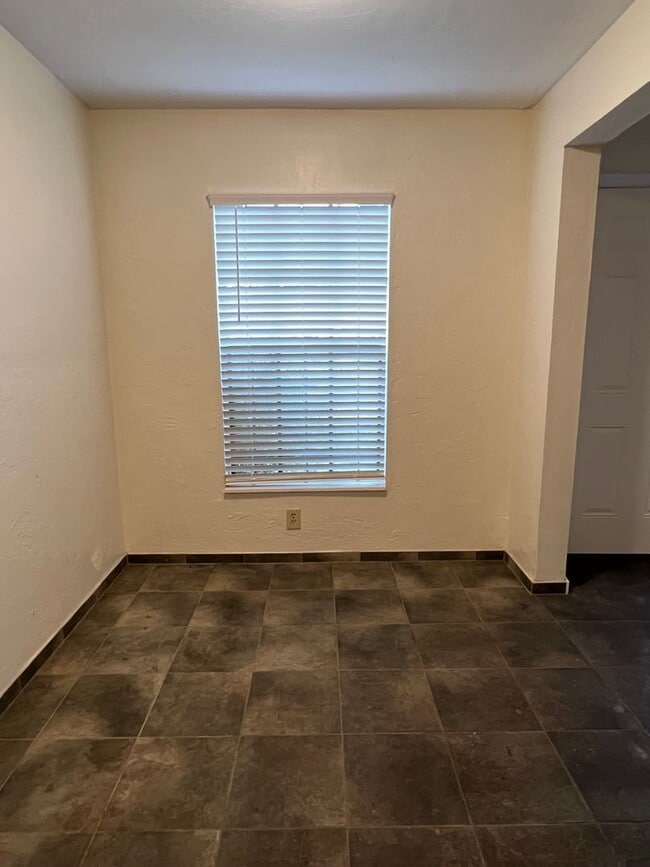 Building Photo - DANIT2626