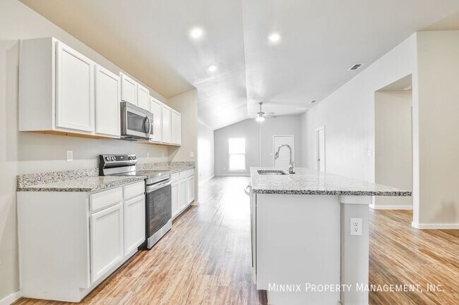 Building Photo - 2012 Kenwood Ave