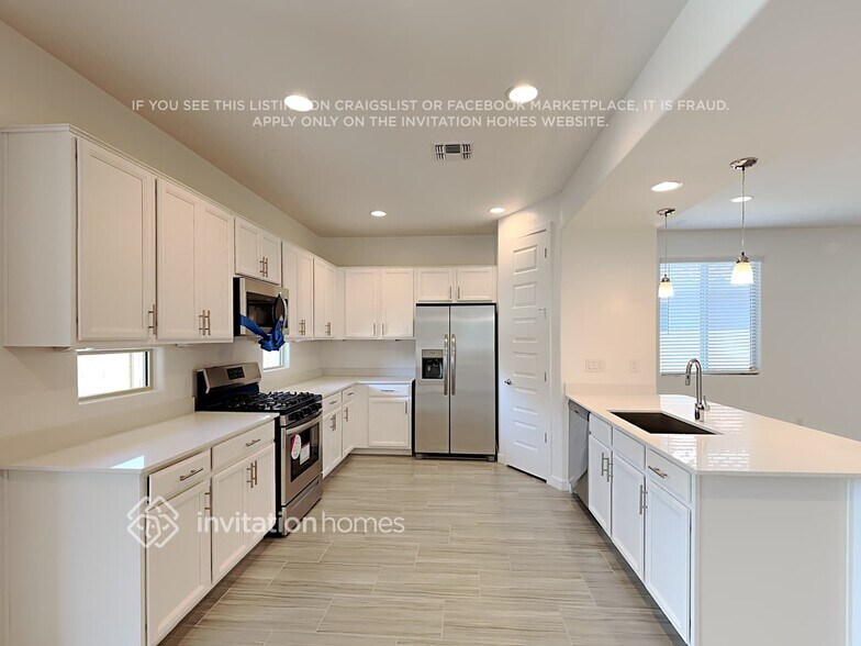 Building Photo - 16409 W Questa Dr