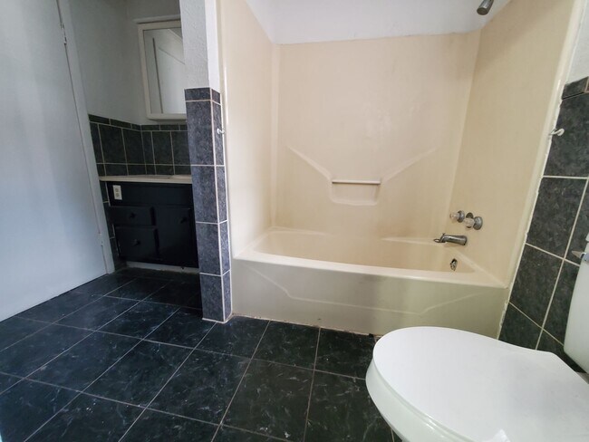 Building Photo - Newly Rehabbed 3 Bedroom 1 Bath COZY Home!!!!
