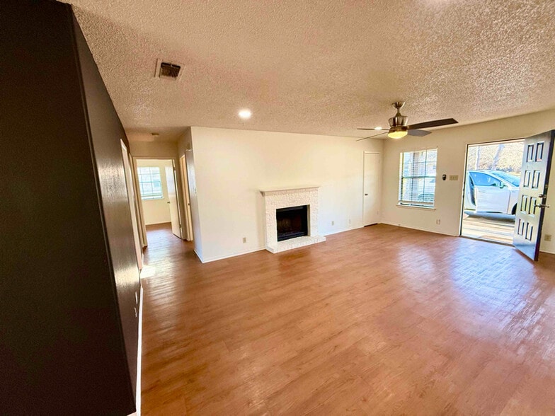 Building Photo - 508 Algerita Dr