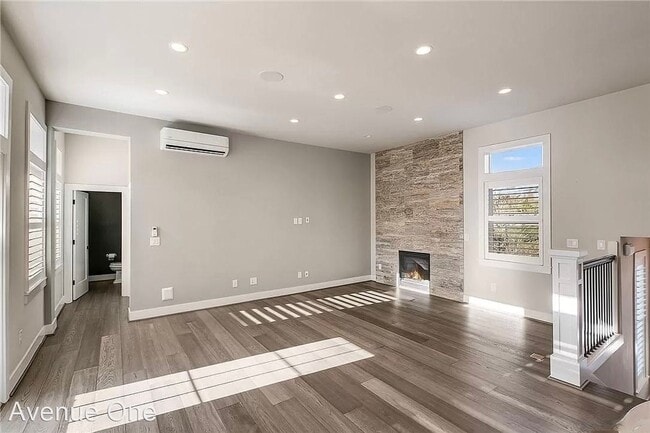 Building Photo - 3 br, 2.5 bath House - 957 W McGraw St #2