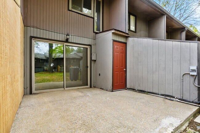 Building Photo - 2 Bedroom 1 Bath Condominium Located in Johnson City, TN