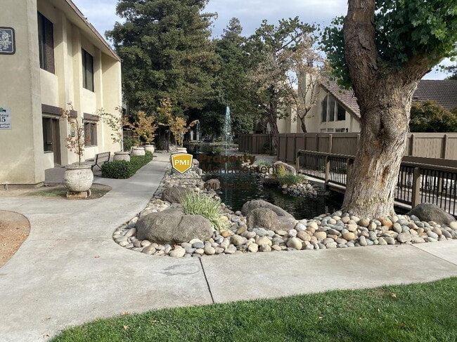 Building Photo - Coming Soon! 2 Bedroom Condo in Gated Community!