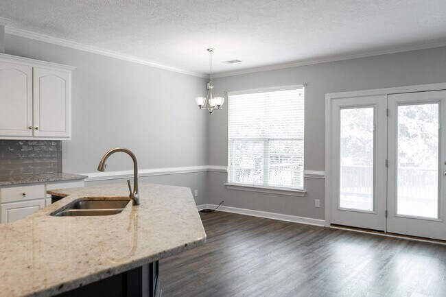 Building Photo - 724 Avrett Cir