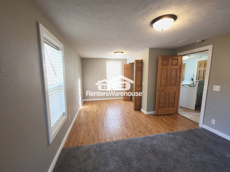 Building Photo - 200 N Vine St