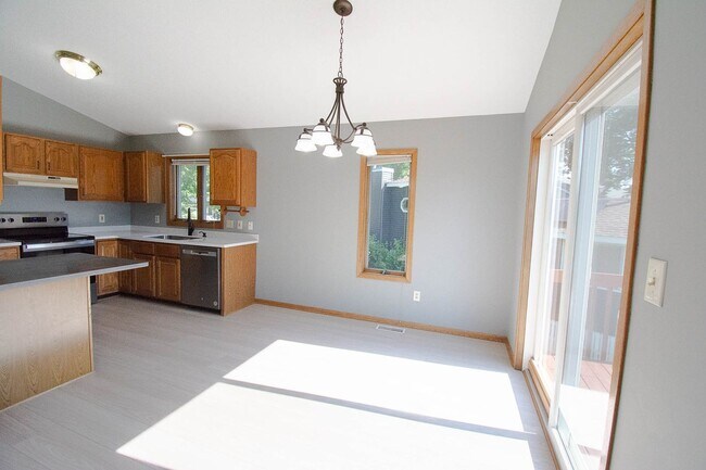 Building Photo - Pristine, Bright, and Move-In Ready in SW Rochester!
