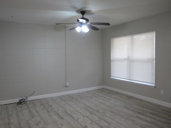 Building Photo - 109 Chicago Ave SE